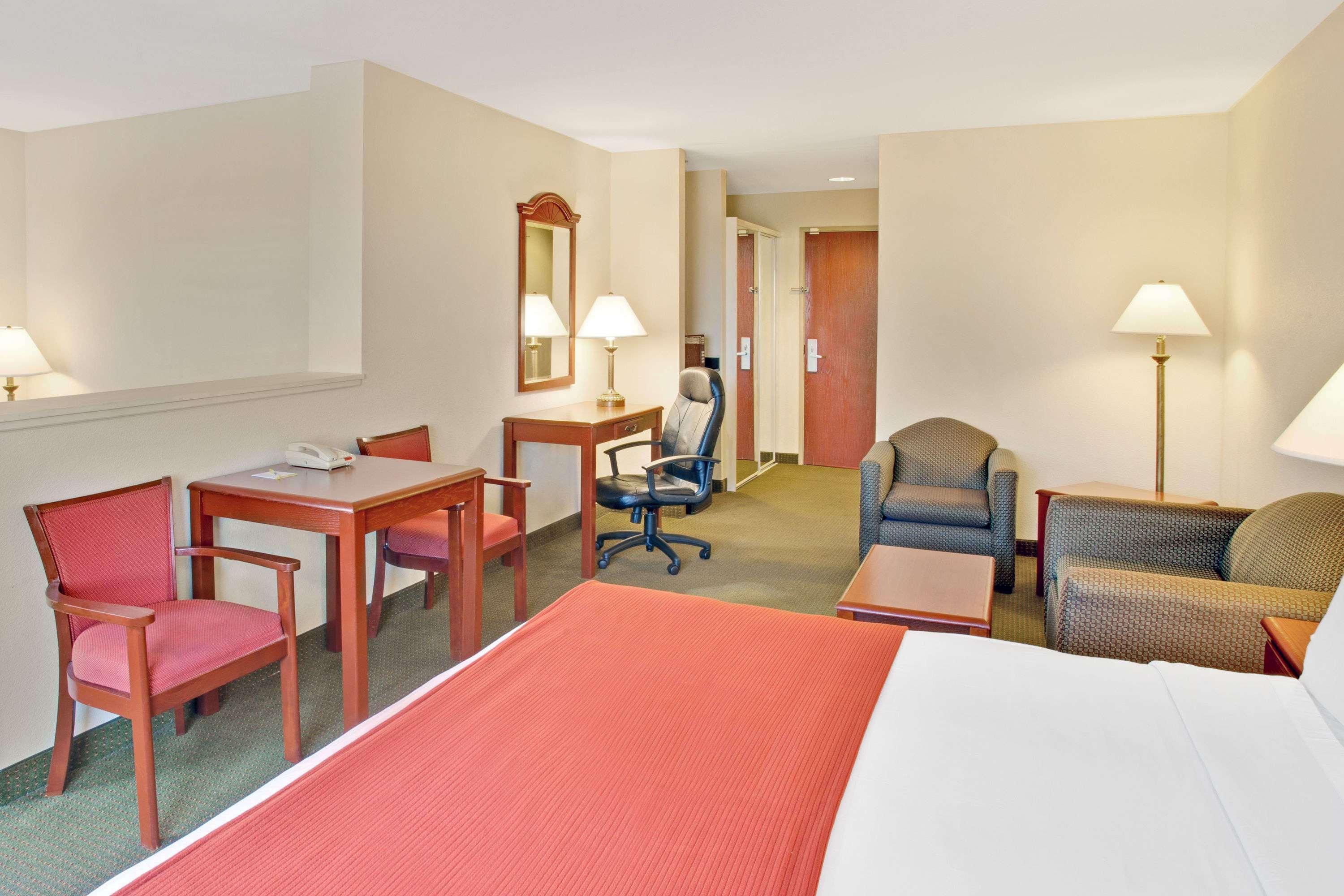 Days Inn & Suites By Wyndham Laurel Near Fort Meade Екстериор снимка